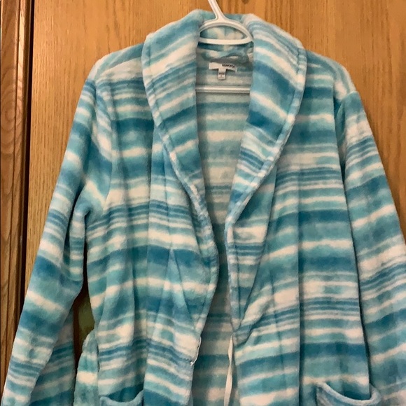 Women’s Robe - Picture 2 of 8